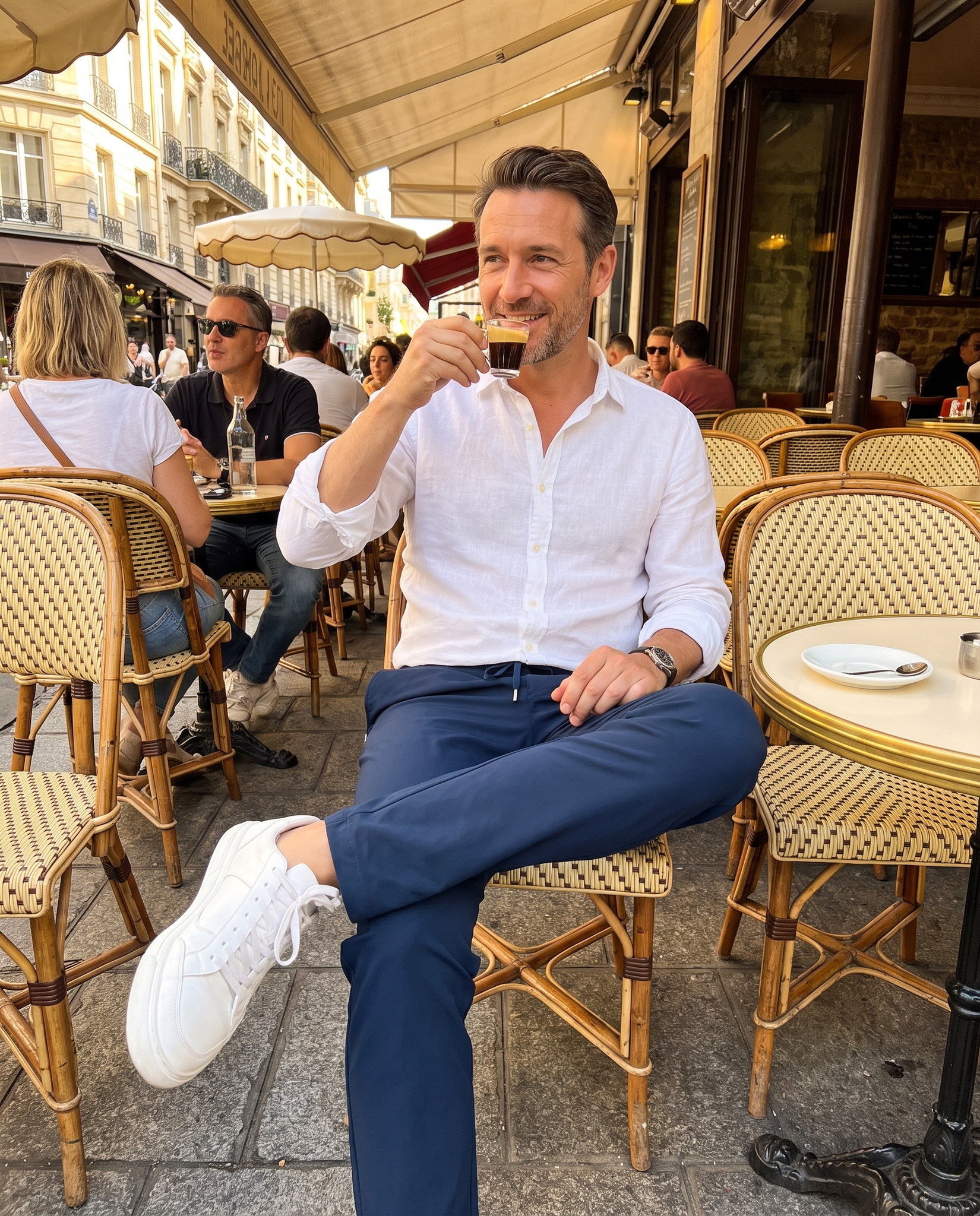 Pantalon bleu marine porté en terrasse