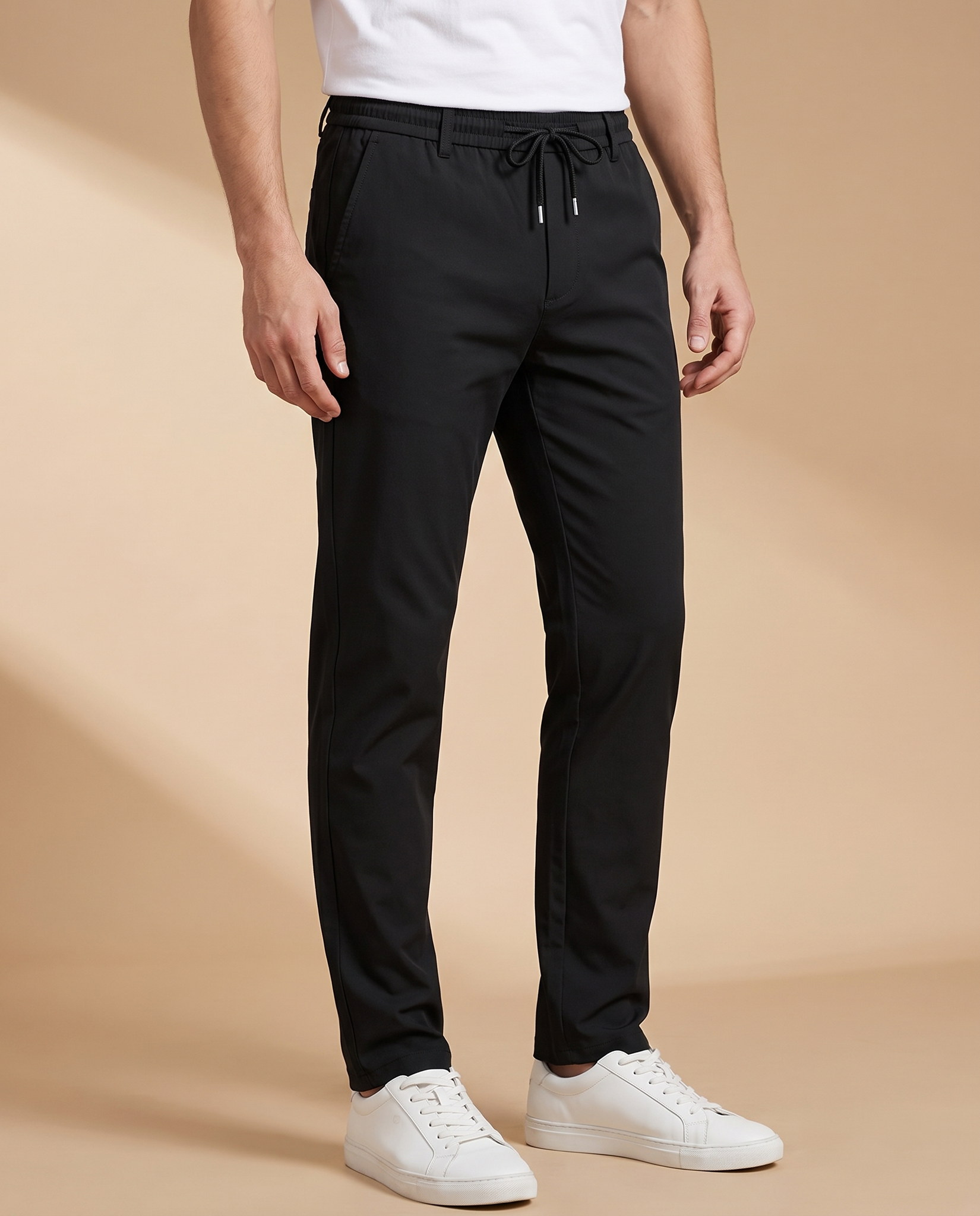 Pantalon noir porté en studio