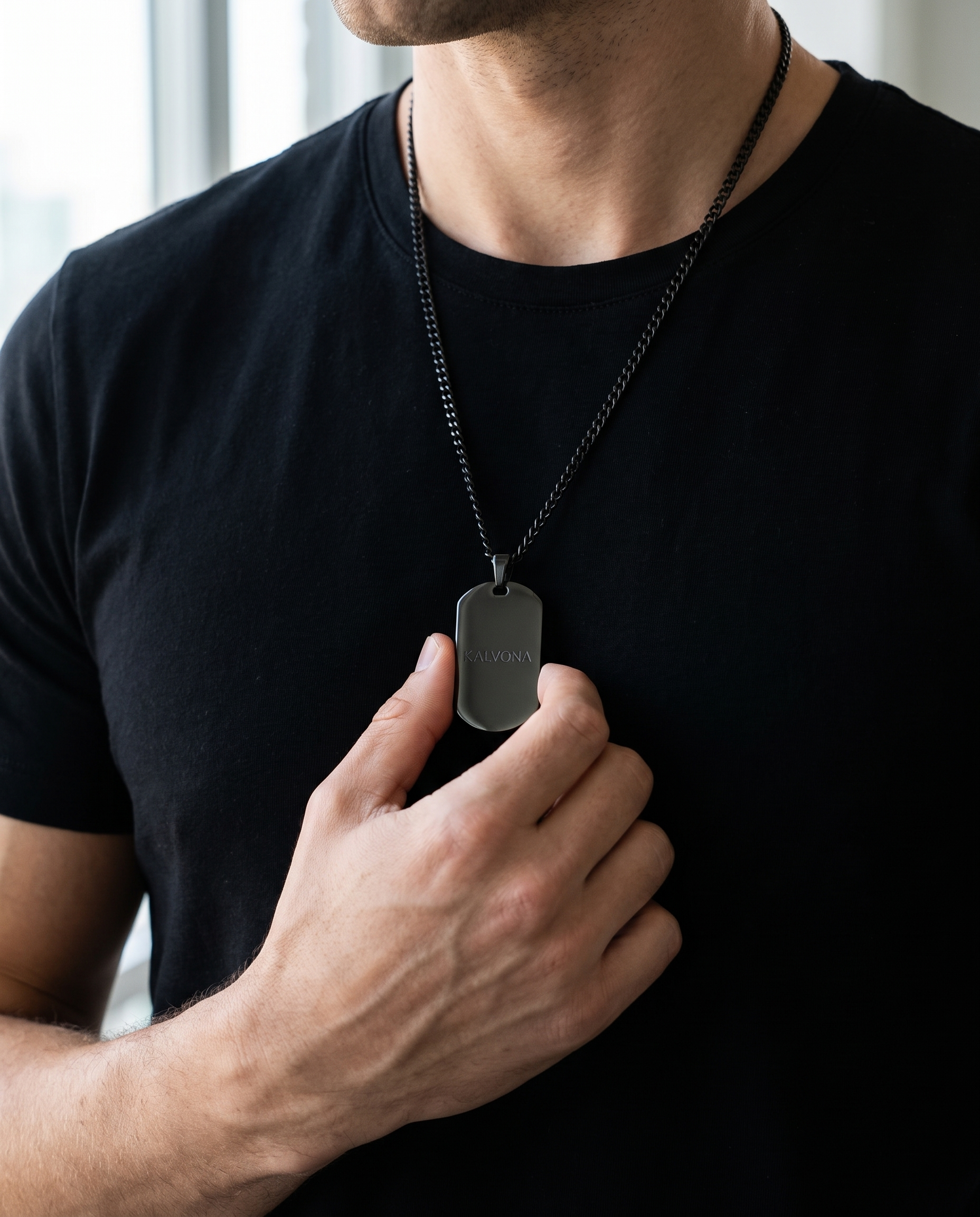 Collier dog tag hématite Kalvona porté par un homme