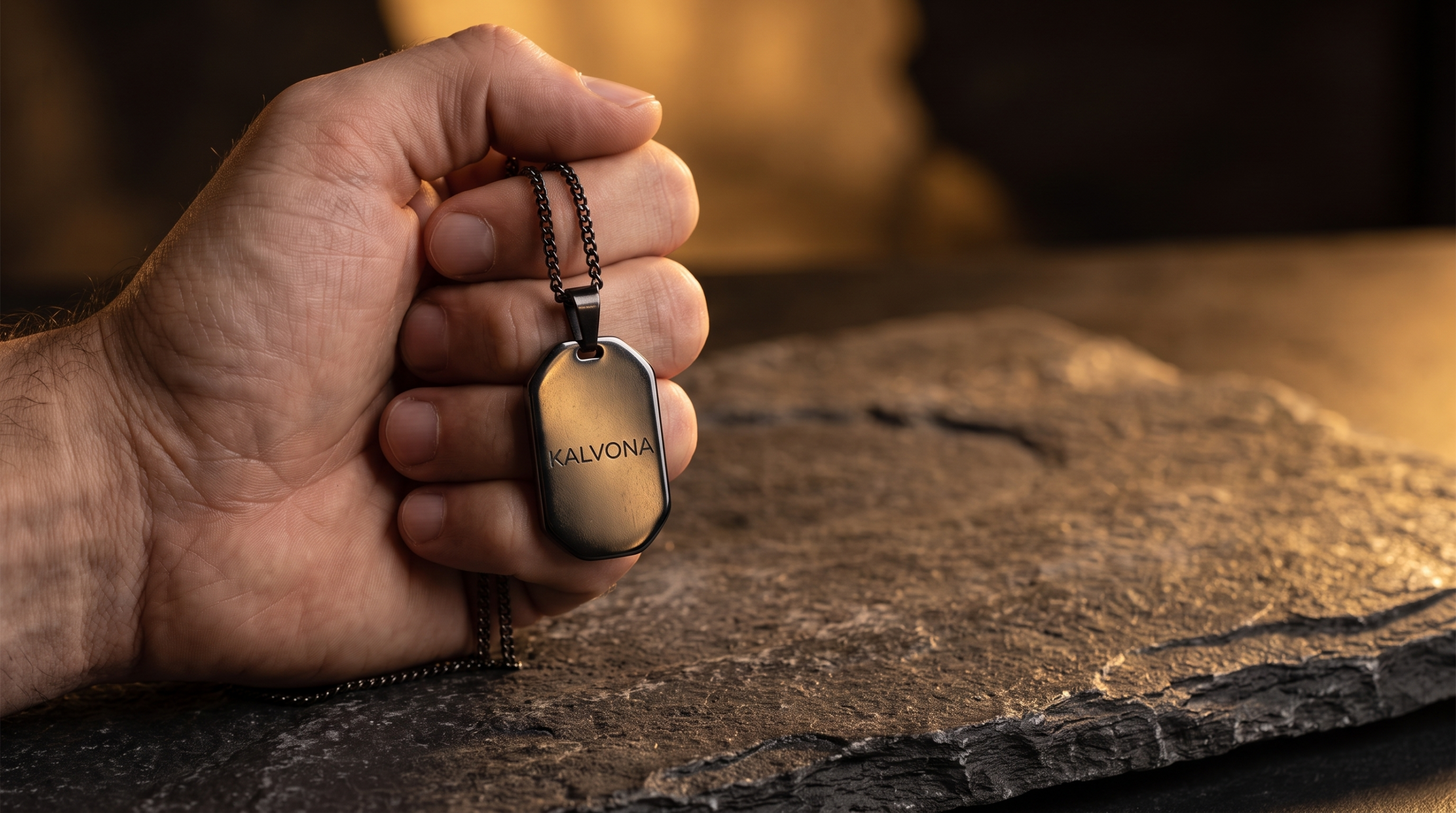 Collier hématite Kalvona — visuel éditorial premium