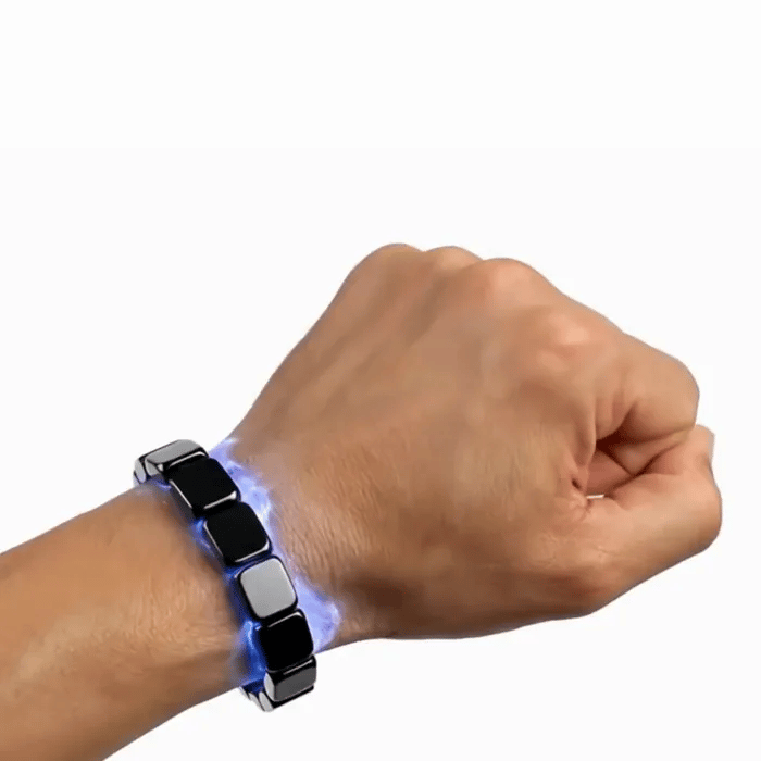 Bracelet hématite Kalvona au poignet avec effet énergétique