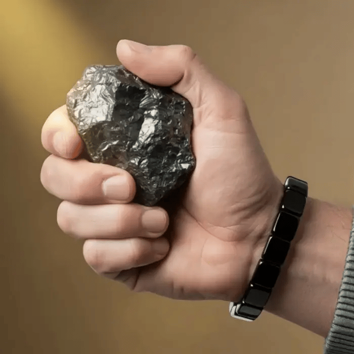 Poignet portant le bracelet hématite Kalvona avec pierre brute